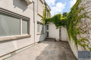 <p>Bent u op zoek naar een woning waar <span>wonen en werken</span> perfect gecombineerd kunnen worden? Of droomt u van een <span>kangoeroewoning</span> of een <span>ruime gezinswoning met tal van mogelijkheden</span>? Dan is deze uitzonderlijk ruime woning (438 m²) in het centrum van Maldegem precies wat u zoekt.</p>
<p>De woning geniet van een centrale ligging met alle voorzieningen op wandelafstand: winkels, scholen en openbaar vervoer bevinden zich in de onmiddellijke omgeving. Bovendien is er een vlotte verbinding naar zowel de kust als het binnenland.</p>
<p>Bij het betreden van het pand vallen meteen de twee afzonderlijke ingangen op: één naar de voormalige tandartsenpraktijk en één naar de privéwoning, met onderlinge doorgang tussen beide units.</p>
<p><strong>Via de eerste ingang</strong> bereikt u de praktijkruimte, bestaande uit een inkomhal met gastentoilet, een aparte berging, wachtruimte, bureauruimte en twee voormalige kabinetten. Deze ruimtes zijn uitgerust met airconditioning en lenen zich perfect voor een vrij beroep of kunnen ingericht worden als een volwaardige tweede woonunit.</p>
<p><strong>De tweede ingang</strong> leidt naar de ruime privéwoning. U komt binnen in een royale inkomhal met ingemaakte vestiairekasten en gastentoilet. De lichtrijke leefruimte omvat een gezellige eetplaats en woonkamer met open haard. Aansluitend bevindt zich de open keuken met extra eetruimte. Deze hoogwaardige Siematic-keuken is uitgerust met een natuurstenen werkblad, Amerikaanse koelkast met vriezer, gas- en inductiekookzones, Venduro dampkap, Miele inbouwfriteuse, extra brede oven, combi-oven en dubbele spoelbak. Verder is er een unieke inloopkoelcel voorzien in de hal, evenals een praktische wasplaats met ingemaakte kasten en extra bergruimte.</p>
<p>Op de <span>eerste verdieping</span> bevinden zich vijf volwaardige slaapkamers en twee badkamers, elk uitgerust met lavabo en douche. De <span>tweede verdieping</span> herbergt een prachtige master bedroom met ensuite badkamer voorzien van lavabo, bubbelbad, douche en toilet. Ook hier is airconditioning aanwezig voor optimaal comfort.</p>
<p>Daarnaast beschikt de woning over een praktische <span>kelder</span>.</p>
<p>Buiten geniet u van een gezellig, <span>ingesloten terras</span> dat rechtstreeks toegankelijk is vanuit de keuken. Achteraan bevindt zich een <span>ruime tuin met een groot aangelegd terras</span>, deels overdekt en voorzien van een open haard – ideaal om het hele jaar door te genieten. Verder zijn er meerdere tuinbergingen met extra zolderruimte en vaste trap.</p>
<p>Vooraan is er een <span>oprit</span> met plaats voor twee wagens. Bovendien bestaat de mogelijkheid om naast de woning een garage te huren met ruimte voor drie wagens.</p>
<p>Kortom: <span><strong>een veelzijdige eigendom met tal van mogelijkheden op een toplocatie in Maldegem.</strong></span><br /><br />Benieuwd naar de mogelijkheden? <br /><span>Contacteer Bonne Vastgoed 7 op 7 via 050/73.73.73 of info@bonnevastgoed.be</span></p>
