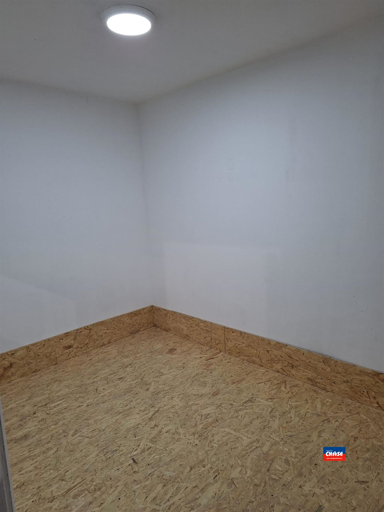 Magazijn / Opslagruimte met bureauruimte met automatische sectionale poort - foto 5