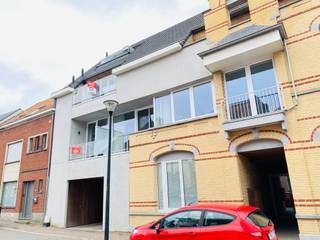 Appartement (116 m²) bestaande uit inkom, apart toilet, keuken en berging, eetruimte en living, 3 slaapkamers, badkamer, terras.+ zuid gerichte...