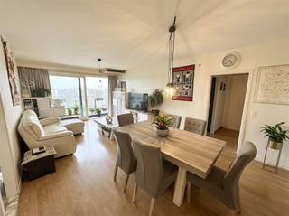 Op de 11de verdieping van dit appartementsgebouw in Merksem geniet u van een uitzonderlijk panoramisch zicht over Antwerpen. Overdag kijkt u uit...