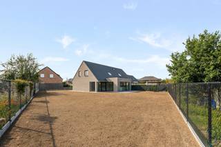 Kwalitatieve moderne afgewerkte ruime nieuwbouwwoning met 3 SLK! Topgelegen: in een rustige, doodlopende straat doch dichtbij winkels, scholen, openbaar vervoer, etc. Indeling: inkomhal met apart toilet, grote lichtrijke leefruimte met open geïnstalleerde keuken met EILAND en extra ontbijthoek, bureau, handige grote berging en wasplaats, grote garage met sectionale poort. Volledig aangelegd TERRAS en OPRIT! Op het eerste verdiep bevinden zich de nachthal, 3 volwaardige slaapkamers en de badkamer (dubbele lavabo, ligbad &amp; inloopdouche). Via zolderluik ruime opbergzolder aanwezig. TROEVEN: ENERGIEZUINIG, warmtepomp met vloerverwarming, 8 zonnepanelen aanwezig, 2 regenwaterputten van 10.000 l en aangesloten, hoogrendementsglas met aluminium raamkozijnen, kwalitatieve materialen. + 21% BTW. Meer info of een bezoek: charlotte@immobeguin.be of 0470 38 47 88.