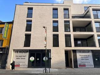 <p><span>Instapklaar appartement in het centrum van Mol.</span></p><p><span> </span></p><p><span>Dit recent en volledig geschilderd appartement op de 3de verdieping bevindt zich op een toplocatie in het hart van Mol, op slechts 5 minuten wandelafstand van het station. </span></p><p><span>Het gebouw beschikt over een lift en het appartement is meteen instapklaar, inclusief aanwezige verlichtingsarmaturen.</span></p><p><span> </span></p><p><span>Indeling:</span></p><p><span>·Inkomhal</span></p><p><span>·Gastentoilet</span></p><p><span>·Ruime badkamer</span></p><p><span>·2 slaapkamers</span></p><p><span>·Lichtrijke leefruimte met toegang tot het terras</span></p><p><span> </span></p><p><span>Daarnaast beschikt het appartement over een privatieve kelderberging en een autostaanplaats.</span></p><p><span>Het heeft een zeer goede EPC-waarde en er zijn geen gemeenschappelijke kosten, wat het bijzonder interessant maakt.</span></p><p><span> </span></p><p><span>Troeven:</span></p><p><span>·Centrumligging</span></p><p><span>·Nieuw en instapklaar</span></p><p><span>·Lift aanwezig</span></p><p><span>·Geen gemeenschappelijke kosten</span></p><p><span>·Nabij openbaar vervoer</span></p>