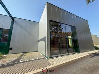 KMO-unit van 376 m² met grote glaspartij. Deze unit is door de natuurlijke lichtinval ook geschikt voor showroom/kantoren.Incl. 2...