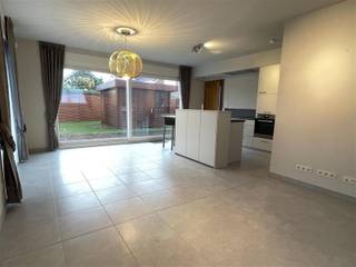 Bekijk de advertentie op www.living-stone.be en plan je bezoek in!Recente ééngezinswoning met inpandige garage en rustige ligging.Deze praktische...