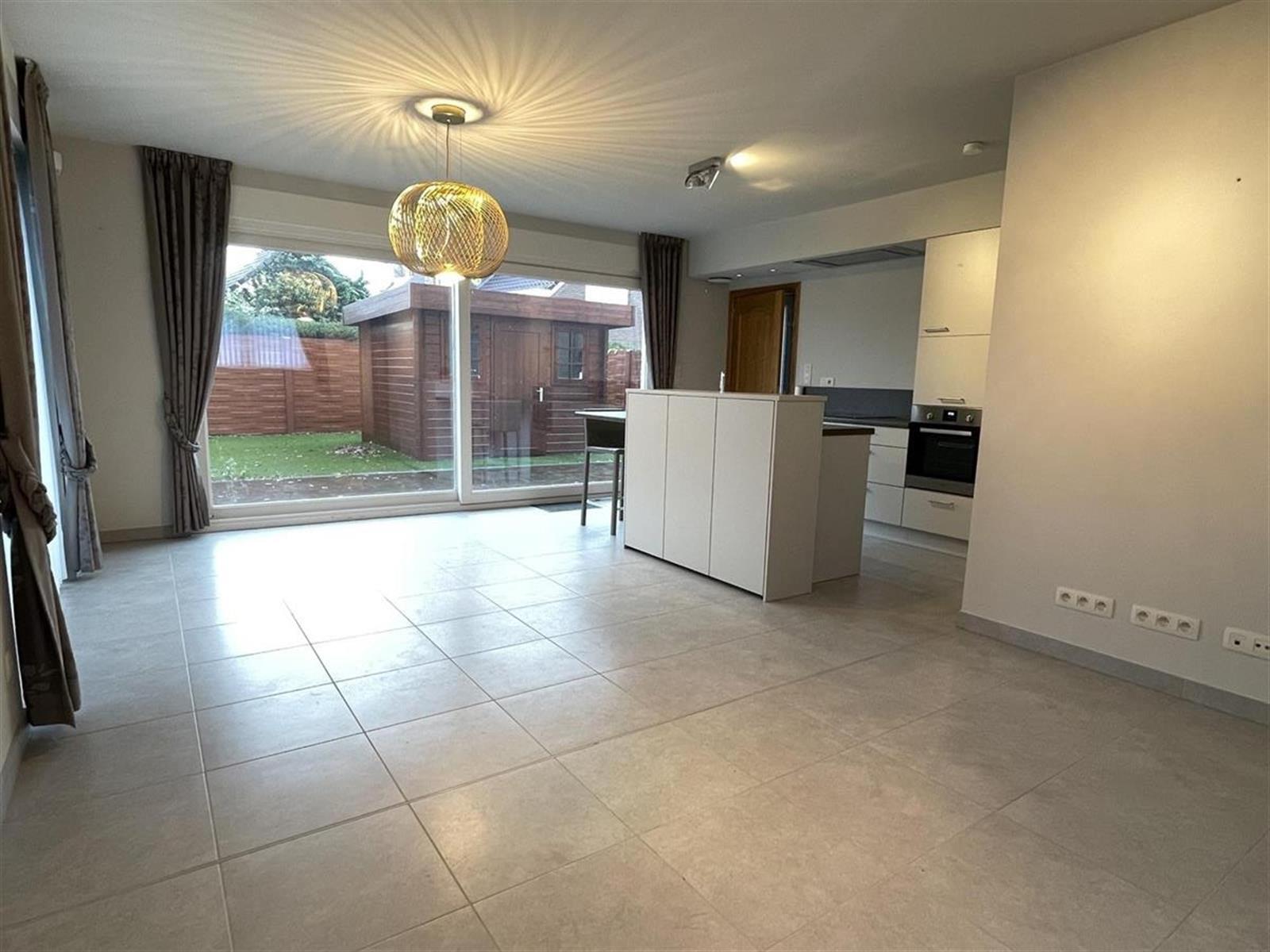 Recente ééngezinswoning met inpandige garage en rustige ligging. - foto 3