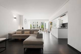 Stijlvol appartement met uniek uitzicht op het Wapenplein in Oostende<br />Welkom in dit prachtige appartement, waar ruimte, comfort en een topligging perfect samenkomen. Vanuit de royale woonkamer geniet u elke dag van een uniek en levendig uitzicht op het Wapenplein, het bruisende hart van Oostende.<br />De moderne, volledig uitgeruste keuken vormt het kloppende hart van de woning. Dankzij het ruime kookeiland is dit de ideale plek om samen met familie en vrienden te koken, aperitieven en gezellige momenten te beleven.<br />Het appartement beschikt over twee volwaardige slaapkamers, die elk rechtstreeks toegang geven tot een eigen terras. Zo geniet u op elk moment van de dag van een aangename buitenruimte.<br />Verder vindt u een apart gastentoilet en een stijlvolle, luxueuze badkamer, uitgerust met een ruime inloopdouche en een hoogwaardige afwerking.<br />Als extra troef beschikt het appartement over een praktische fietsenberging, ideaal voor wie graag de stad en de kust per fiets verkent.<br />Bent u op zoek naar een ruim, instapklaar appartement met een uitzonderlijke ligging, veel lichtinval en alle comfort? Dan is dit een unieke kans die u niet mag missen.