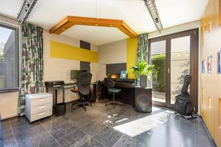 INDELINGGELIJKVLOERSInkomhal met vestiaire hoek. Bureau/speelkamer.Woonkamer met TV-hoek en eetkamer.Keuken voorzien van de volgende toestellen:...
