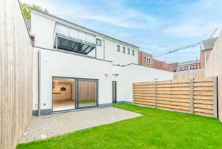 Wonen in het hart van Oud-Turnhout, gelijkvloers, compact, met een tuinterras én gloednieuw?Dit gelijkvloers 1-slaapkamerappartement is precies wat u...