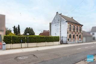 Te koop te Zele!Deze te renoveren woning met mogelijkheid tot bouwgrond ernaast.De woning biedt een inkom, woonkamer/eetkamer, keuken en...