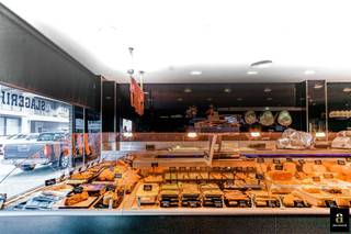 Boucherie entièrement équipée avec garage attenant, située dans un emplacement très commercial, à louer pour cause de départ à la retraite.<br />À proximité de la place Rubens, à côté de la célèbre boulangerie « Notre Dame », ce local commercial entièrement équipé et aménagé en boucherie offre une superficie de 125 m².<br />L'aménagement contemporain, réalisé par Bossuyt, confère au lieu une allure moderne et élégante, avec un long comptoir réfrigéré, une cuisine professionnelle, des appareils de réfrigération, un espace de découpe, un coin lave-vaisselle, un local de stockage à température ambiante et un bureau séparé, le tout conforme aux normes de l'AFSCA. Absolument prêt à l'emploi. L'approvisionnement s'effectue facilement via le garage attenant.<br />Emplacement très commercial dans un quartier de premier choix !