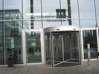 This magnificent building consists of 7 levels of office space in a privileged situation and offering 9.666 sqm of floorage. It is equally suited to be used by one or several tenants. Thanks to its decentralized location, this building combines three choice assets : at a few minutes’ drive from the center of Brussels, close to the motorway network and in a green environment. The means of communication in the neighborhood of the "Herrmann-Debroux" combines all the necessary conditions for an optimal accessibility : access could not be easier, whether by bus, tram, metro (Hermann-Debroux) or via the main roads leading both into town and to the highway network (E411 and Brussels Ring).<br /><br />• Parking available (IN: 1240 €/place/year - OUT: 850 €/place/year) <br />• Archive space is available (75 €/m²/year)