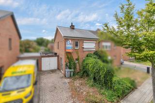 Voor meer info of een bezoek, bel 053 59 49 32 - Deze renovatiewoning met karakter en veel potentieel is gelegen in een rustige,...