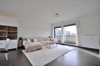 <strong>Voor verdere info of bezoek, contacteer Céline, gsm 0472 35 92 86.</strong><br />Deze penthouse is zeer centraal gelegen, doch met zicht op groen. Het appartement beschikt over een zeer ruim terras voor- en achteraan.<br />Indeling: inkomhall, toilet, bergruimte, 2 slaapkamers, badkamer met inloopdouche, ruime leefruimte met open geïnstalleerde keuken.<br />Ondergrondse staanplaats en kelder inbegrepen.<br />Gemeenschappelijke kosten: 70 euro/maand.<br />