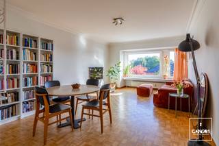 In de Adolf Baeyensstraat 204 in Sint-Amandsberg vind je dit <strong>sfeervolle appartement</strong> op de <strong>derde verdieping</strong>.<br /><br />Dankzij de grote ramen aan de voor- en achterzijde en twee dakkoepels geniet je de hele dag van <strong>veel natuurlijk licht</strong>. Vanuit de leefruimte heb je een prachtig, open <strong>uitzicht op het groen van het Rozebroekenpark</strong>. Ook aan de achterzijde kijk je uit op groen, wat zorgt voor een aangenaam gevoel van ruimte en rust.<br /><br />Het appartement beschikt over een ruime inkomhal met apart toilet, een <strong>gezellige leefruimte</strong> met parketvloer, een aansluitende keuken, een ruime slaapkamer en een <strong>recent vernieuwde badkamer</strong>. Daarnaast is er een terras en een <strong>privatieve kelderberging</strong>.<br /><br />Ook de <strong>ligging </strong>is een absolute troef. Je woont hier<strong> vlakbij het centrum van Gent en station Gent-Dampoort</strong>, maar tegelijk in een verrassend <strong>rustige en groene omgeving</strong>. Het <strong>Rozebroekenpark </strong>ligt letterlijk aan de overkant van de straat: ideaal om te wandelen, sporten of ontspannen. Ook winkels, supermarkten en andere dagelijkse voorzieningen liggen vlakbij.<br /><br />Extra troeven
<ul>
<li><span>Kleinschalig appartementsgebouw met aangename buren</span></li>
<li><span><strong>Lift </strong>aanwezig</span></li>
<li><span>Gemeenschappelijke <strong>verwarmingsinstallatie </strong>vernieuwd in 2018</span></li>
<li><span><strong>Dak</strong> vernieuwd en geïsoleerd in 2021</span></li>
<li><span><strong>Achtergevel </strong>vernieuwd en geïsoleerd in 2024</span></li>
<li><span><strong>Badkamer </strong>volledig vernieuwd in 2025</span></li>
</ul>
Contacteer Laura via <strong>0492 07 26 62</strong> of <strong>laura@convas.be </strong>om dit lichtrijke appartement te ontdekken.