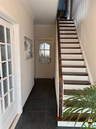 Charmante halfopen bebouwing met praktijkruimte in het hart van Borgloon,Z-W terras en garage.Deze karaktervolle halfopen hoekwoning is uitstekend...