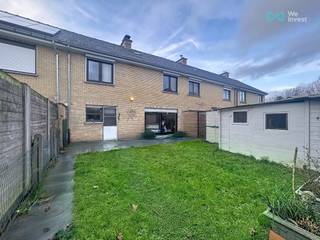 Op zoek naar een woning met ruimte, karakter én mogelijkheden? Dan is dit misschien wel jouw ideale project!<br /><br />Met een bewoonbare oppervlakte van maar liefst 181 m² krijg je voldoende plek om een thuis te maken voor het hele gezin. Een stevige basis is er al, en de rest? Die kan je helemaal naar je eigen smaak upgraden.<br /><br />Op het gelijkvloers kom je binnen in de inkomhal met apart toilet. De leefruimte biedt plaats voor een gezellige zit- en eethoek met zicht op de tuin. De keuken sluit mooi aan bij zowel de leefruimte als de garage. <br /><br />Boven vind je vier kamers – ideaal voor wie naast voldoende slaapkamers ook nood heeft aan een werk-, speel- of hobbykamer. Daarnaast is er een badkamer en een handige berging. Veel spullen? Geen probleem, de grote bergzolder zorgt voor verrassend veel stockageruimte.<br /><br />Buiten wacht een knusse tuin waar je in alle rust kan genieten, en met de inpandige garage zit je ook qua praktisch comfort helemaal goed. Ook voor de tweede wagen is er plek, want voor de garage is nog een oprit voorzien.<br /><br />De woning heeft een EPC-label C. Ze is toe aan modernisering, maar precies dat maakt ze zo interessant: hier kan je iets moois van maken!<br />Perfect voor wie niet bang is om de handen uit de mouwen te steken en zijn eigen stijl wil doortrekken.<br /><br />Momenteel is de woning verhuurd aan een zeer correcte huurder. Voor eigen bewoning kan de huur worden opgezegd mits het respecteren van de wettelijke opzegtermijn.<br /><br />Kom de mogelijkheden ontdekken tijdens een bezoek!