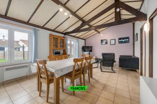 Gelegen vlakbij het centrum van De Haan vinden we dit polderhuisje te koop. <br /><br />Door de ideale ligging is deze vakantiewoning zeer rustig gelegen, maar toch op wandelafstand van het centrum, de winkels, het strand en de duinbossen. Het vakantiehuis is gelegen in een park met tal van faciliteiten waaronder zwembad, tennisvelden, voetbalplein,...<br /><br />De tuin is volledig zuid-gericht en biedt heel veel privacy. In de tuin is een ruime berging aanwezig met aansluiting voor de wasmachine en heel wat extra stockageruimte om fietsen en tuinstoelen op te bergen. De tuin kan u ook betreden via een achterpoortje. De afsluiting rondom de tuin is ook volledig vernieuwd. <br /><br />Dit polderhuisje bestaat uit twee slaapkamers, een ruime living met open keuken, een badkamer en apart toilet. Daarnaast is zowel het raamwerk achteraan als de voordeur nog maar vernieuwd met PVC materialen. <br /><br />Wenst u een afspraak? Neem dan zeker contact op met Victor via het nummer +32 470 64 60 28 of mail naar victor@immofrancois.be. <br /><br />Wenst u een gratis waardebepaling van uw woning of appartement? Neem dan gerust contact op. <br /><br />Bewoonbare oppervlakte is steeds indicatief aan het EPC-attest. <br /><br />
