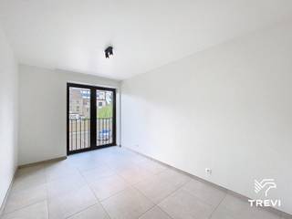 <p><span>Située dans le projet Mench à Schaerbeek, cette maison neuve combine espace, confort et modernité dans un environnement résidentiel calme et verdoyant.</span></p>
<p><span>Le projet s’organise autour d’un grand jardin commun paysager, tout en offrant une excellente accessibilité grâce à la proximité des transports, commerces et grands axes. </span></p>
<p><span>La maison se compose au rez-de-chaussée d’un vaste séjour lumineux avec cuisine ouverte super-équipée, donnant accès à un extérieur. Un espace buanderie et un WC invités complètent ce niveau.</span></p>
<p><span>À l’étage, vous trouverez trois chambres confortables, dont une avec balcon, ainsi que deux salles d’eau modernes. Un bien idéal pour une famille à la recherche d’un logement neuf, durable et bien situé.</span></p>
<span>Les performances énergétiques sont excellentes avec un PEB A grâce à des équipements de pointe : pompe à chaleur, panneaux solaires, système double flux, chauffage au sol, matériaux de qualité et finitions soignées. Faibles provisions. Libre immédiatement. Possibilité de louer un emplacement de parking en supplément (avec ou sans borne de recharge). </span>Mesures données à titre indicatif.<br /><br />Composition :<br />
<ul>
<li>Hall d'entrée</li>
<li>WC</li>
<li>Buanderie</li>
<li>Séjour avec cuisine full équipée</li>
</ul>
R+1<br />
<ul>
<li>Hall de nuit</li>
<li>WC</li>
<li>Salle de bains</li>
<li>3 chambres</li>
<li>Salle de douche</li>
</ul>