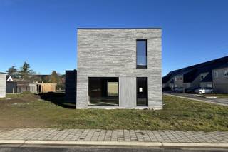 In Kwaadbunder in Wespelaar bouwden we deze fraaie open bebouwing op een mooi perceel van 510 m². Rustig gelegen, in een verkeersluwe straat in onze nieuwe familievriendelijke woonwijk. <br /><br />Deze vrijstaande woning in moderne architectuur heeft alles wat een gezin verwacht; een aangenaam ruime woonkamer, grote raampartijen, een ingerichte keuken en badkamer, 3 ruime slaapkamers én een tuin met terras. <br /><br />Deze woning is energie-efficiënt en uitgerust met de nieuwste technieken voor verwarming, koeling en ventilatie. <br /><br />Woonklaar in enkele maanden én de binnenafwerking kan jij nog vrij kiezen. Onze klantenbegeleider staat klaar dat voor jou te regelen.