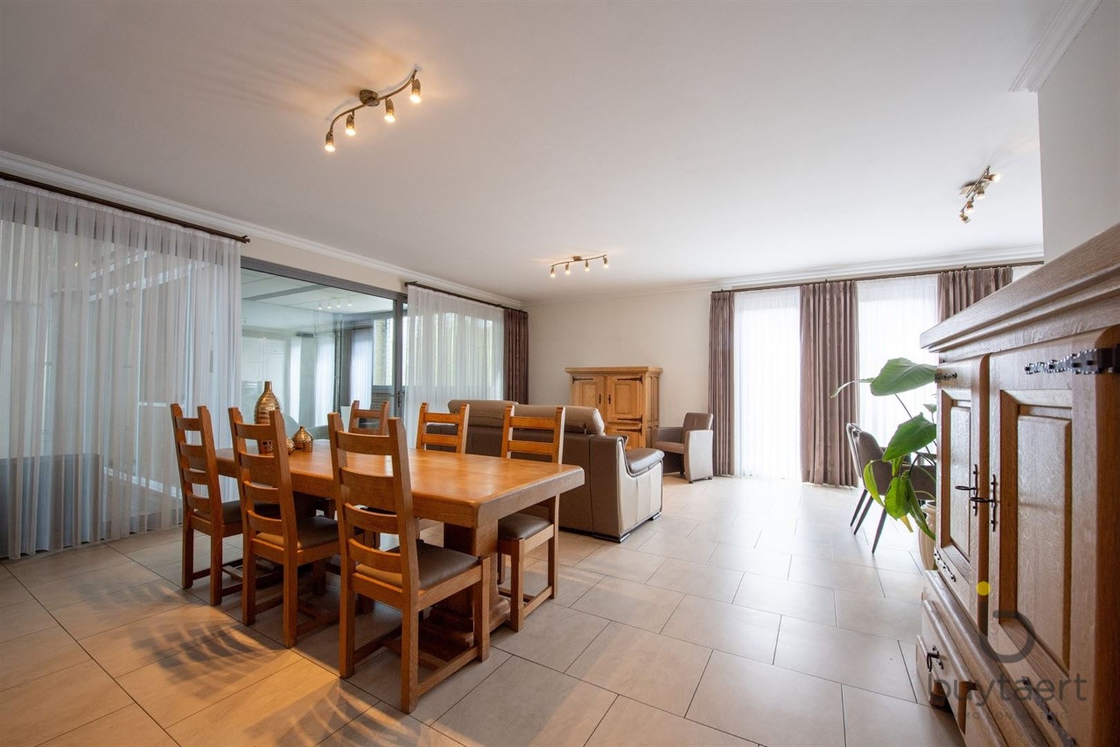 Ruim appartement met vooraan en achteraan terrassen en parking op een pleintje. - foto 4