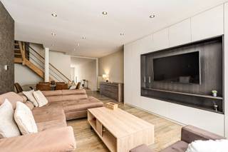 Bent U op zoek naar een instapklare gezinswoning waar comfort, kwaliteit en een centrale ligging hand in hand gaan? Dan is deze verzorgde woning in het hart van Zeebrugge beslist een bezoek waard. Deze gezellige gezinswoning werd afgewerkt met kwaliteitsvolle materialen en biedt een doordachte indeling met alle hedendaagse comfort. Dankzij de gunstige EPC-score B, de aanwezigheid van zonnepanelen en een conforme elektrische keuring geniet U bovendien van een energiezuinige woning die volledig klaar is voor de toekomst.<br /><br />De lichtrijke leefruimte beschikt over een gezellige zithoek met een stijlvol vast wandmeubel dat zorgt voor extra opbergruimte. Aansluitend bevindt zich de ruime eetplaats en een kwalitatieve leefkeuken, uitgerust met een duurzaam werkblad en hoogwaardige toestellen. Verder beschikt de woning over een praktische berging met ingemaakte kasten en aansluiting voor een wasmachine. Achteraan geniet U van een ruim terras en een diepe, zongerichte tuin met tuinberging, waar U in alle rust kunt ontspannen.<br /><br />Extra: zonnepanelen met groenecertificaten t.e.m. 2031 (4 à 5 certificaten per jaar aan 270 euro/stuk).<br /><br />Indeling:<br /><br />Gelijkvloers:<br />- Inkomhal,<br />- Gastentoilet,<br />- Lichtrijke leefruimte met gezellige zithoek en vast wandmeubel,<br />- Aansluitende eetplaats,<br />- Kwalitatieve leefkeuken met duurzaam werkblad en hoogwaardige toestellen,<br />- Praktische berging met ingemaakte kasten en aansluiting voor wasmachine,<br />- Groot terras,<br />- Diepe, zongerichte tuin met tuinberging,<br /><br />Eerste verdieping:<br />- Ruime masterbedroom,<br />- Gerenoveerde badkamer,<br />- Tweede slaapkamer,<br /><br />Tweede verdieping:<br />- Twee volwaardige slaapkamers, bereikbaar via een vaste trap.<br /><br />Zolder fungerend als extra bergruimte.<br /><br />Een verzorgde, energiezuinige en instapklare gezinswoning op een centrale ligging in Zeebrugge, ideaal voor wie op zoek is naar ruimte, comfort en een kwalitatieve afwerking. Contacteer ons vandaag nog voor meer informatie of een bezoek ter plaatse.