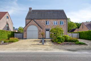 <p><br /></p><p><strong>Open bebouwing in Baal (Tremelo), gelegen in een rustige en groene woonomgeving.</strong></p><p><br /></p><p>Deze hoogwaardig afgewerkte en perfect onderhouden woning uit 2013 combineert kwalitatieve materialen met een praktische indeling en aangenaam wooncomfort. De open bebouwing bevindt zich in een landelijke omgeving nabij scholen, ideaal voor gezinnen die ruimte en rust zoeken. Met 4 slaapkamers biedt deze woning voldoende plaats voor het hele gezin. De lichtrijke leefruimtes sluiten mooi aan op de ruime tuin, waar u in alle privacy kan genieten van het buitenleven. Dankzij het gunstige EPC-label A woont u bovendien energiezuinig.</p><p><br /></p><p><strong>Belangrijkste ruimtes</strong>:</p><p>• Ruime woonkamer met veel lichtinval en directe connectie naar terras en tuin</p><p>• Volledig uitgeruste keuken</p><p>• 4 volwaardige slaapkamers met comfortabele indeling</p><p>• Een badkamer met inloopdouche, ligbad en dubbele wastafel in meubel</p><p>• Wasplaats met inloopdouche en wastafel in meubel</p><p>• Dressing met ingebouwde kasten</p><p>• Garage voor wagen en opslag</p><p>• Terras aansluitend aan de tuin met overkapping</p><p>• Gezellig ingerichte tuin met tuinopberging</p><p><br /></p><p><strong>Troeven</strong>:</p><p>• Rustige ligging in een residentiële en landelijke omgeving</p><p>• 4 slaapkamers en comfortabele gezinsindeling</p><p>• Afwerking met kwalitatieve materialen en energiezuinig EPC-label A</p><p><br /></p><p>Neem vandaag nog contact op voor een bezoek aan deze woning in Tremelo.</p><p>JOUW DROOMHUIS. ZO GEVONDEN!</p>
