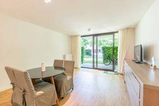 Instapklaar gelijkvloers appartement met 2 slaapkamers, terrassen voor- én achteraan, midden in het groen

Op zoek naar een interessante investering of een comfortabele woonst op een rustige, groene locatie? Dan is dit appartement zeker een bezoek waard.

Dit moderne appartement werd gebouwd in 2018 en combineert hedendaags wooncomfort met een uitzonderlijk rustige ligging in een groene omgeving. Dankzij de grote raampartijen geniet de leefruimte van veel natuurlijke lichtinval en een aangename connectie met de buitenruimte.

De open keuken is volledig geïntegreerd in de leefruimte en biedt een praktische, eigentijdse indeling. Verder beschikt het appartement over twee slaapkamers, een badkamer en  bergruimte.

Een absolute troef zijn de twee terrassen: zowel vooraan als achteraan kan u genieten van het buitenleven. Het achterterras biedt bovendien een aangename avondzon en zicht op het omliggende groen.

Met een energiezuinig EPC-label A bent u verzekerd van lage energiekosten en een toekomstgerichte investering.

Het appartement is momenteel verhuurd aan € 889 per maand, wat dit eigendom eveneens interessant maakt voor investeerders die op zoek zijn naar een onmiddellijk rendement.

Een private staanplaats dient te worden aangekocht voor € 20.000.

Troeven op een rij:
Gelijkvloers appartement
Bouwjaar 2018
2 slaapkamers
EPC-label A
Open en lichtrijke leefruimte
Moderne keuken
Terras vooraan én achteraan
Achterterras met avondzon
Rustige, groene omgeving
Momenteel verhuurd aan € 889/maand
Private staanplaats bij aan te kopen voor € 20.000

Een ideale combinatie van comfort, energiezuinigheid, rust en investeringspotentieel.

Contacteer ons vandaag nog voor meer informatie of een bezoek ter plaatse.
