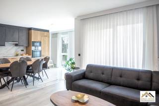 Recent en verzorgd 2-kamerappartement met terras, gelegen in een rustige woonomgeving in Sint-Amandsberg. Het appartement maakt deel uit van een moderne residentie en biedt een praktische indeling met aangename lichtinval. De leefruimte sluit naadloos aan op de open, hedendaagse keuken die voorzien is van de nodige toestellen en opbergruimte. Aansluitend bevindt zich een aparte berging naast de keuken, geschikt voor wasmachines en extra voorraad. Vanuit de woonkamer is er directe toegang tot het terras, waar u in alle rust kan genieten van de buitenruimte met uitzonderlijk zicht op het nabij gelegen bos. De twee slaapkamers zijn volwaardig en bieden voldoende plaats voor een comfortabel verblijf of een combinatie van slapen en werken. De badkamer is uitgerust met een eigentijdse afwerking en beschikt over een inloopdouche en wastafel. Daarnaast is er een afzonderlijk toilet aanwezig. Het appartement bevindt zich in een recente bouw, wat zorgt voor een goede energieprestatie en hedendaags wooncomfort. Extra troeven zijn de inbegrepen autostandplaats, een privatieve kelderberging en een gemeenschappelijke fietsstalling. Gelegen in een rustige buurt, met vlotte verbinding naar het centrum van Gent, openbaar vervoer en winkels in de nabijheid. Een interessante opportuniteit voor eigen bewoning of als investering. Parkeerplaats verplicht aan te kopen: €20 000. Inschrijven via mail naar tommy@immo-home.be, geen telefonische inschrijvingen! Volg ons op Fb en Insta. Voor meer info: www.immo-home.be. GRATIS SCHATTING &amp; GRATIS FINANCIEEL ADVIES