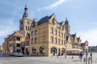 <p><strong>Te koop: Historisch hoekpand op de Grote Markt van Diksmuide – uniek renovatieproject met veel mogelijkheden</strong></p>
<p>Op een van de meest iconische locaties van Diksmuide, op de Grote Markt, staat dit indrukwekkende hoekpand te koop. Oorspronkelijk heropgebouwd in 1922 naar het ontwerp van architect Verbrugge, toont het gebouw vandaag nog steeds zijn historische grandeur met karaktervolle baksteenarchitectuur, markante puntgevels en elegante korfboogvormige ramen op het gelijkvloers.</p>
<p>Met meer dan <strong>800 m² bruikbare vloeroppervlakte</strong>, verspreid over vier bouwlagen en vier kelders, biedt dit pand een waaier aan mogelijkheden voor investeerders, ondernemers of projectontwikkelaars. Momenteel omvat het gebouw <strong>12 slaapkamers en 8 badkamers</strong>, wat wijst op een verleden als hotel. De ruime handelsgelijkvloers, met veel lichtinval en zicht op het marktplein, leent zich perfect voor horeca of retail, met bovendien ruimte voor <strong>zeer ruime terrassen langs de zonnekant van de markt</strong> en een dakterras achtreraan op de 2de verdieping.</p>
<p>Ziet u hier opnieuw een <strong>stijlvol hotel</strong> verrijzen? een <strong>klassevolle horecazaak met grote zonnige terrassen</strong> Of transformeert u dit historische pand tot meerdere <strong>exclusieve appartementen met zicht op de prachtige Grote Markt</strong>? of...</p>
<p>Dit opbrengsteigendom wacht op een nieuw verhaal. <strong>Wie grijpt deze zeldzame kans in het hart van Diksmuide?</strong></p>
<p>Contacteer ons voor meer informatie of een bezoek ter plaatse.<br /><u><strong>peter@eravandenbussche.be<br />+32473/39 04 01</strong></u></p>