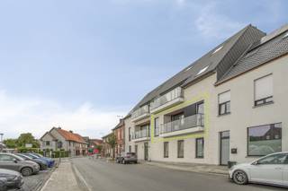 Dit ruime en instapklare appartement combineert comfort, energiezuinigheid en een uitstekende ligging. Met een lichtrijke leefruimte, open keuken, twee slaapkamers, twee terrassen en een praktische extra ruimte biedt dit appartement heel wat mogelijkheden. Bovendien beschikt het over een ruime garage, die optioneel kan worden aangekocht.<br /><br />De ligging is een absolute troef. Vanuit de Kortrijksestraat zijn winkels, horeca en andere dagelijkse voorzieningen vlot bereikbaar. Dankzij de centrale ligging zijn ook de omliggende gemeenten gemakkelijk bereikbaar. Tegelijk geniet u in het appartement van een aangename en rustige woonomgeving.<br /><br />Bij het binnenkomen komt u terecht in de ruime woonkamer met open keuken. De leefruimte geniet van aangenaam lichtinval en biedt rechtstreeks toegang tot twee ruime terrassen, één aan de voorzijde en één aan de achterzijde van het appartement. <br />Verder beschikt het appartement over twee slaapkamers, een badkamer, een apart toilet, een praktische berging.<br /><br />Bij het appartement hoort een ruime garage met kantelpoort. De garage kan afzonderlijk worden aangekocht aan een meerprijs van €30.000.<br /><br /><u>Troeven</u>:
<ul>
<li>Ruim en instapklaar appartement</li>
<li>2 slaapkamers en 2 ruime terrassen</li>
<li>Energiezuinig met E-peil 42 – energielabel A</li>
<li>Rustige en centrale ligging</li>
<li>Interessant voor zowel eigen bewoning als investering</li>
</ul>
Het appartement is momenteel verhuurd aan €850 per maand, exclusief de garage. Dankzij de combinatie van het gunstige E-peil 42 (energielabel A) en de huidige verhuur is dit een interessante opportuniteit voor wie op zoek is naar een investering met een onmiddellijke huurinkomst.<br /><br />Ook als eigen woonst biedt dit appartement heel wat troeven. De ruime leefruimte, twee slaapkamers, twee terrassen en de rustige maar centrale ligging zorgen voor een comfortabele woonomgeving met alle nodige voorzieningen binnen handbereik.<br /><br />Bij interesse, aarzel niet ons te contacteren voor meer informatie of een plaatsbezoek op 051/201.400 of info@dicasa.be