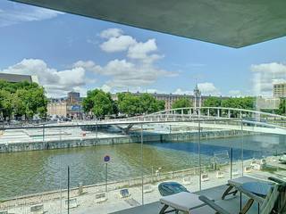 Tour & Taxis - Dit prachtige bemeubeld appartement is gelegen op de 2de verdieping van een recent opgeleverd gebouw aan het kanaal, vlak naast Tour...