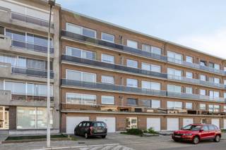 <p>Dit verzorgde appartement bevindt zich op de derde verdieping van een residentieel appartementsgebouw te Borsbeek. Dankzij de praktische indeling, de twee terrassen en de aangename lichtinval vormt dit appartement een interessante woonopportuniteit.<br /><br /><strong>Indeling:</strong><br />Bij het binnenkomen komt u terecht in de inkomhal, die voorzien is van een ruime ingemaakte vestiairekast en voldoende opbergruimte biedt.</p>
<p>Vooraan bevindt zich de lichtrijke leefruimte waar het grote schuifraam zorgt voor een aangenaam ruimtegevoel en veel natuurlijk licht. De gezellige houtkachel vormt hier een extra troef. Vanuit de leefruimte heeft u rechtstreeks toegang tot het terras aan de voorzijde. Aansluitend bevindt zich de open keuken, die volledig werd uitgerust met een vaatwasser, oven, vierpits gasvuur, ijskast, diepvriezer en voldoende kastruimte.</p>
<p>Verder beschikt het appartement over twee volwaardige slaapkamers. De grootste slaapkamer geeft toegang tot het ruime westgerichte terras aan de achterzijde, waar u in alle rust kunt genieten van de namiddag- en avondzon.</p>
<p>De badkamer werd modern ingericht en voorzien van een ruime inloopdouche, een hedendaags badkamermeubel met spiegelkast en aansluitingen voor een wasmachine en/of droogkast. Daarnaast is er nog een afzonderlijk gastentoilet aanwezig.</p>
<p>Doorheen het appartement werd gekozen voor onderhoudsvriendelijke materialen. De keuken, leefruimte, hal, badkamer en het toilet zijn afgewerkt met een tegelvloer, terwijl de slaapkamers voorzien zijn van een laminaatvloer.<br /><br /><strong>Bijzonderheden:</strong><br />Appartement met twee volwaardige slaapkamers<br />Gebouw beschikt over een lift.<br />Twee terassen aanwezig.<br />Open en volledig uitgeruste keuken.<br />Gunstig EPC-label B.<br />Optionele garagebox aan te kopen voor € 25.000.<br /><br /><strong>Ligging:</strong><br />Gelegen nabij het centrum van Borsbeek, met winkels, scholen, openbaar vervoer en dagelijkse voorzieningen op korte afstand. Dankzij de centrale ligging bereikt u vlot Antwerpen en de omliggende gemeenten.</p>