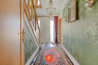 Een uiterst ruime en zeer stevig gebouwde woning op een interessante ligging nabij het centrum van Heule en met een uitstekende verbinding naar de belangrijkste invalswegen. Deze karaktervolle woning (BJ 1965) is aan een - energetische - renovatiebeurt toe maar beschikt over een zeer stevige structuur en een hedendaagse indeling. Gelijkvloers bestaande uit inkomhal, L-vormige woonkamer, keuken en een grote inpandige garage die doorloopt naar achteren. Boven is een mooie nachthal, 4 volwaardige slaapkamers en de badkamer. Droge kelder en zeer grote zolder. Achteraan is een grote, zuidwest georiënteerde tuin met een grote tuinberging/opslagruimte van een goeie 90 m2. De totale oppervlakte van het perceel bedraagt 805 m2.