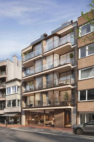 <p><span>Ontdek dit luxe nieuwbouwproject in het hart van Knokke</span></p>
<p><span>Wij presenteren met trots dit exclusief nieuwbouwproject dat moderne architectuur en stijlvolle afwerking combineert in het levendige centrum van Knokke.</span><span> </span></p>
<p><span>Deze prachtige appartementen zijn ontworpen met oog voor detail en bieden een ongeëvenaard wooncomfort.</span></p>
<p><span>Gelegen op wandelafstand van alle essentiële voorzieningen, biedt dit project de perfecte balans tussen stedelijk leven en een rustige thuisomgeving. Knokke, bekend om zijn charmante sfeer en bruisende leven, biedt een scala aan winkels, restaurants, en recreatiemogelijkheden, allemaal binnen handbereik.</span></p>
<p><span>De appartementen in dit project beschikken over een gevelbreedte van elk meer dan 5 meter en zijn beschikbaar met 2 ruime slaapkamers, waardoor ze ideaal zijn voor zowel jonge gezinnen als voor mensen die op zoek zijn naar een luxueus tweede verblijf aan de kust. De grote raampartijen zorgen voor een overvloed aan natuurlijk licht en bieden een schitterend uitzicht over de omgeving.</span></p>
<p><span>Het project omvat:</span></p>
<ul>
<li><span>8 stijlvol afgewerkte appartementen</span></li>
<li><span>2 exclusieve duplex-appartementen</span></li>
</ul>
<p><span>Op de begane grond vindt u handige voorzieningen zoals de fietsenstalling, terwijl op verdieping -1 de privé kelders zijn gelegen, wat zorgt voor voldoende opbergruimte voor al uw bezittingen.<br /></span></p>
<p>Het nieuwbouwproject is o.a voorzien van vloerverwarming, lucht-water warmtepomp, zonnepanelen en een ventilatiesysteem D. Kortom, een state-of-the-art nieuwbouw appartement die klaar is voor de toekomst!</p>
<p><span>Dit is uw kans om een prachtig appartement te bemachtigen in een uniek project dat luxe en comfort naar een hoger niveau tilt.</span><span> </span></p>
<p><span>Mis deze kans niet en verzeker uzelf van een droomwoning in het hart van Knokke!<br /></span><span>Neem vandaag nog contact met ons op voor meer informatie of om een bezichtiging te plannen.</span><span> </span></p>
<p><span>Wacht niet langer en ontdek de mogelijkheden die dit buitengewone project u te bieden heeft!</span></p>