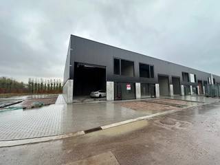 BEDRIJFSUNIT TE HUUR IN ELVERDINGE – 158 M² MET PARKINGS EN LAADKAAIOntdek deze recente bedrijfsunit van 158 m² in Elverdinge, ideaal voor opslag,...
