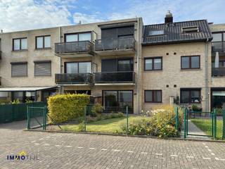 Dit appartement bevindt zich op het gelijkvloers van een kleinschalig gebouw en beschikt over een inkomhal met apart toilet en bergruimte, een...