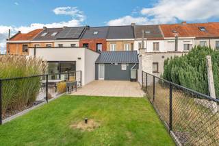 <p>Voor meer info of een bezoek, bel 053 59 49 32 - Gelegen in het <strong>centrum van Aalst</strong>, vind je deze knusse woning met <strong>2 slaapkamers</strong> en een <strong>aangelegde tuin</strong>. <strong>Indeling: </strong>Inkomhal, <strong>open leefruimte met keuken</strong>, <strong>badkamer op het gelijkvloers</strong> en <strong>berging</strong>. Op de <strong>eerste verdieping</strong> bevinden zich <strong>twee slaapkamers</strong> en de toegang naar de zolder. De woning beschikt over <strong>volledig vernieuwde daken</strong> en <strong>dubbele beglazing</strong>. Binnenin biedt de woning tal van mogelijkheden om naar eigen smaak te moderniseren. De woning is gelegen in het centrum van Aalst, met alle voorzieningen op wandelafstand. Verder is er ook de mogelijkheid om een garage bij te huren (optioneel). <strong>Renovatieverplichting EPC-label: E - Asbestveilig - Vernieuwde daken - Elektriciteit niet conform</strong></p>