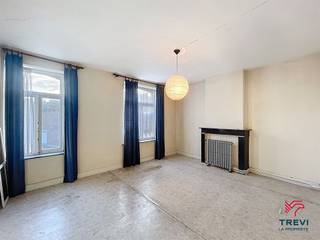 <p><span>DAMPREMY FAIRE OFFRE À PARTIR DE 93.500€ </span></p><p><span>Maison 3 chambres avec jardin, garage arrière et superbe potentiel d'aménagement idéale famille ou investisseur</span></p><p><span>Située à Dampremy, cette maison à rénover représente une belle opportunité pour les amateurs de rénovation, les familles souhaitant créer un intérieur à leur image ou les investisseurs à la recherche d'un projet à fort potentiel.</span></p><p><span>Implantée sur une parcelle d'environ </span><span>310 m²</span><span>, la maison dispose d'un jardin ainsi que d'un </span><span>garage situé à l'arrière de la propriété</span><span>. Sa configuration offre de beaux volumes et de nombreuses possibilités d'aménagement.</span></p><p><span>Le rez-de-chaussée se compose d'un hall d'entrée, d'un salon, d'une salle à manger, d'une cuisine, d'une buanderie ainsi que d'un bureau pouvant être exploité selon les besoins.</span></p><p><span>Au premier étage, le bien propose actuellement </span><span>trois chambres</span><span>. Le deuxième niveau accueille un </span><span>grenier aménageable offrant un très beau potentiel</span><span>, pouvant permettre la création de </span><span>deux grandes chambres supplémentaires</span><span>, bénéficiant de lumière naturelle grâce à la présence de </span><span>deux fenêtres</span><span>. La maison peut ainsi évoluer vers une configuration de </span><span>4 à 5 chambres</span><span>, selon le projet d'aménagement envisagé.</span></p><p><span>Les caves offrent également de beaux espaces de rangement et accueillent actuellement la salle de bains.</span></p><p><span>Grâce à ses trois chambres existantes, son bureau et son grenier aménageable, cette maison peut également se prêter à un </span><span>projet de colocation 4 chambres</span><span>, sous réserve de faisabilité technique, urbanistique et du respect des normes en vigueur. Après rénovation, ce bien pourrait constituer une opportunité particulièrement intéressante pour un investisseur souhaitant optimiser le rendement locatif.</span></p><p><span>Côté technique, la maison est équipée de châssis bois simple vitrage, d'un chauffage par poêle au mazout, de l'eau et de l'électricité. L'électricité est en attente de rapport. La toiture est à revoir. Le bien nécessite une rénovation générale, offrant au futur acquéreur la possibilité de repenser entièrement les espaces selon son projet.</span></p><p><span>PEB : classe F</span><span><br />UC : 20250206000917<br />Consommation théorique totale d'énergie primaire : 110.470 kWh/an<br />Consommation spécifique d'énergie primaire : 484 kWh/m².an</span></p><p><span>Une maison à prix attractif, avec jardin, garage et réel potentiel d'optimisation, idéale pour un projet résidentiel ou d'investissement.</span></p><p><span>Faire offre à partir de 93.500€ , sous réserve d'acceptation des propriétaires.</span></p><p></p><hr /><p></p><p><span>TREVI La Propriété</span><span><br />Boulevard Audent 17<br />6000 Charleroi<br />Tél. : +32 71 33 37 69<br /></span><span>Votre partenaire immobilier à Charleroi et en Wallonie</span></p>
