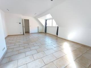 Gezellig appartement net om de hoek met de Markt van Brugge. Ruime living met open ingerichte keuken, badkamer en &amp; slaapkamer met aanpalende dressing.<br /><br />www.desmetpoupeyebrugge.be<br /><br />Voor meer info of een bezoek, contacteer ons 050 47 00 00 of kom langs op ons kantoor te Hoefijzerlaan 1 ('t Zand) Brugge.<br /><br />- inkom met toilet<br />- living (tegels) <br />- open ingerichte keuken : dampkap, keramische kookplaat, oven, frigo en vaatwasmachine<br />- badkamer : 2 lavabo's met meubel, ligbad-douche en toilet <br />- slaapkamer (tegels) : 2 persoons<br />- dressing met diverse kasten<br />- wasplaats-berging <br />* private kelder<br />!!! lift gaat tot de 3e verdieping, appartement is op de 4e verdieping gelegen