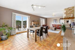 In een rustige, doodlopende straat bevindt zich deze ruime en verzorgde villa die comfort en functionaliteit moeiteloos combineert. De woning biedt een bewoonbare oppervlakte van ruim tweehonderd vierkante meter met een lichtrijke leefruimte, ingerichte keuken, twee badkamers en vier volwaardige slaapkamers. <br /><br />Op het gelijkvloers bevinden zich zowel een slaapkamer als een aparte badkamer, wat de woning ook geschikt maakt voor wie deels gelijkvloers wil wonen. Met label C, dubbele regenwaterput en garage geniet u hier van zorgeloos wooncomfort in een kalme, autovriendelijke omgeving.<br /><br />Neem voorsprong met een vrijblijvende en gratis schatting van uw eigendom via:<br />http://www.residentievastgoed.be/gratisonlineschatten<br /><br />EPC: 285 kWh/m² - UC:2640184 ~ Vg, Wg, Gvkr, Vv, Gmo ~ Ref. MI24372