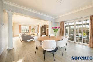 Deze prachtige en uiterst charmante villa is gelegen op een magnifiek groen perceel van 4.309m² aan de Bredabaan in Brasschaat. De locatie biedt...