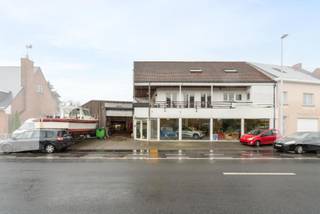 Bent u op zoek naar een ruime woonst gecombineerd met een unieke handelsruimte op een goede locatie? Dit duplex appartement van maar liefst 189 m²...