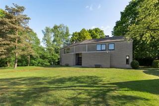 <p><span>Gelegen midden in het groen, in het idyllische Halle-Zoersel, bevindt zich deze prachtige woning op een perceel van ca. 37 are. De woning ligt aan een doodlopende straat die overgaat in het Kasteelpark van Halle (25ha groot), dat aansluit op het uitgestrekte Zoerselbos, een beschermd natuurgebied van ruim 400 hectare, waar u heerlijk kunt wandelen, genieten of ontspannen in de natuur en ondertussen allerlei wilde dieren kan spotten zoals hertjes of een ondeugende vossenfamilie. Je ontdekt hier ook romantische hoekjes met als blikvanger het kasteel naast het feit dat dit uniek bosgebied een waar paradijs is voor natuurliefhebbers, met een rijke fauna en flora, dat bekendstaat om zijn afwisselend landschap (van bos tot heide met vennen), open plekken en kronkelende bospaadjes, die u ook leiden naar verschillende  leuke brasserieën. Tegelijkertijd geniet u hier van een uitstekende bereikbaarheid dankzij de nabijheid van de E34 en E313 – op slechts 20 km van Antwerpen. Zo combineert u moeiteloos het beste van twee werelden: landelijk groen met een vlotte verbinding naar de metropool Antwerpen.</span></p><p><span>De woning is functioneel en doordacht ingedeeld en er werd veelvuldig gebruik maakt van betere materialen zoals parketvloeren. Op het gelijkvloers bevindt zich vooraan een inkomhal met gastentoilet die ons naar de centrale en lichtrijke woonkamer brengt, die overgaat in een gezellige zithoek met open haard en een aparte bureau, die een uniek open concept hebben dat zich uitstrekt over bijna de ganse achterkant van de woning, met een overweldigend zicht op het groen dankzij de kamershoge ramen. Daarnaast bevindt zich een volledig uitgeruste keuken met aparte eethoek, die aansluit op een praktische koele berging en wasplaats. De eerste verdieping telt 4 volwaardige slaapkamers, een comfortabele badkamer en aparte douchekamer, waardoor de woning zich perfect leent voor een groter gezin. Na contactname met de gemeente is het ook mogelijk gebleken om een zwembad in de achter- of zijtuin te plaatsen en een garage bij te bouwen van maximaal 90m³ (ca. 40m² met een gemiddelde hoogte van 2,5m). Deze bijkomende mogelijkheden lichten wij ook graag toe tijdens een bezoek.</span></p><p><span>Deze woning is ideaal voor een gezin, dat op zoek is naar een kwaliteitsvolle thuis met veel potentieel, in een groene, rustige omgeving, zonder in te boeten aan bereikbaarheid of comfort. Een unieke kans als u houdt van lange wandelingen in een prachtig mooie, bosrijke omgeving, afgewisseld door heide en moerassen, met een unieke fauna en flora.</span></p>