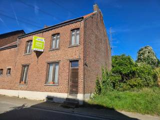 Immo Pické biedt U deze goed gelegen en volledig te renoveren woning aan met grote tuin in de onmiddellijke nabijheid van winkels, scholen, openbaar vervoer en de belangrijkste verbindingswegen.<br />Deze woning bestaat op het gelijkvloers uit 3 open ruimtes met een vaste trap naar de eerste verdieping. Op de eerste verdieping vinden we dezelfde 3 ruimtes terug met een vaste trap naar de zolder die inrichtbaar is. Verder beschikt de woning over een kelder en een grote tuin.