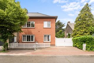 <p>[[ DIT PAND NEEMT DEEL AAN DE ERA OPEN HUIZEN DAG OP 13/6 VAN 16:00 TOT 17:00 ]]<br /><br /><u><strong>Te koop:</strong></u> volledig instapklare halfopen woning in Steenokkerzeel, gelegen in een rustige residentiële buurt met vlotte toegang tot invalswegen.<br /><br />Deze woning uit 1976 werd recent gerenoveerd en biedt een gunstig EPC-label C, wat zorgt voor een energiezuinige en comfortabele leefomgeving. De ligging in Nieuwstraat combineert het rustige karakter van de wijk met een uitstekende bereikbaarheid. Met een verzorgde tuin van 350 m² en een praktische indeling is dit een ideale gezinswoning.<br /><br /><u><strong>Belangrijkste ruimtes:</strong></u><br />• Inkomhal met directe toegang tot de leefruimtes<br />• Ruime living met veel lichtinval<br />• Eetkamer aansluitend op de keuken<br />• Moderne keuken met voldoende opbergruimte<br />• Bijkeuken en wasplaats voor extra gemak<br />• Twee badkamers, beide functioneel ingericht<br />• Drie slaapkamers, ideaal voor gezin of thuiswerk<br />• Veranda met zicht op de tuin<br />• Garage en extra parkeerplaats<br />• Kelder voor opslag<br />• Terras en verzorgde tuin (350 m²)<br /><br /><u><strong>Troeven:</strong></u><br />• Volledig instapklare halfopen woning in Steenokkerzeel<br />• Recent gerenoveerd<br />• Gunstig EPC-label C<br /><br />Meer informatie of een bezoek met Margaux Mulkers? Contacteer ons via +3223351115<br />JOUW DROOMHUIS. ZO GEVONDEN!</p>