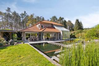 <p><span>Midden in een weelderige oase van rust, in een kindvriendelijke en serene woonomgeving, nabij de Abdij van Averbode, zijn wij vereerd, deze ruime en prestigieuze Romaanse villa te koop aan te bieden. Dit perfect onderhouden eigendom met een bruikbare oppervlakte van maar liefst 259 m² en gesitueerd op een mooi georiënteerd perceel van 2196 m² is uitermate rustig gelegen in een bosrijke omgeving en vlakbij alle belangrijke invalswegen. Deze royale en instapklare villa omvat op het gelijkvloers een ruime inkomhal met vestiaire en gastentoilet, een bureauruimte/slaapkamer, een riante inpandige garage en een praktische wasruimte/opbergruimte. Daarnaast telt deze vastgoedparel op het gelijkvloers een majestueuze leefruimte van circa 75 m² met aansluitend een open luxueuze maatkeuken, die op haar beurt toegang verleent tot de zonovergoten achtertuin, waar een permanent vakantiegevoel heerst. Op de eerste verdieping beschikt dit eigendom over 2 volwaardige slaapkamers, een apart toilet en een volledig uitgeruste badkamer. De aanwezigheid van een prachtig aangelegde tuin met imposante oprit, meerdere open parkeerplaatsen, een carport, ruime terrassen, een tuinberging en een schitterende vijver met apart een groot zwemgedeelte, maken van deze prestigevilla een unieke droomwoning! Kortom, dit hoogwaardig afgewerkt eigendom in een landelijke en kindvriendelijke omgeving, nabij Averbode Bos en Heide, is zeker uw bezoek waard. Een unieke en niet te missen opportuniteit! </span></p><p><span> </span></p>