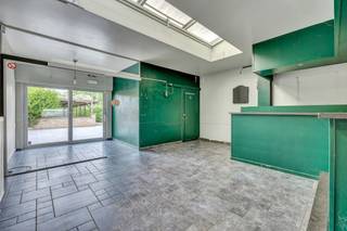 Voor meer info of een bezoek, bel 054 69 39 31 - Nabij het centrum van Liedekerke bevindt zich deze te renoveren/moderniseren woning. Het pand,...