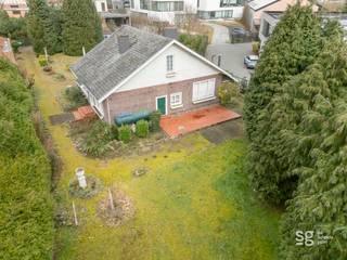 Karaktervolle woning op een toplocatie Aan de rand van Gent presenteren wij deze woning met ongekende mogelijkheden. Gelegen op een riant perceel...