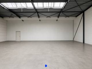 Instapklaar bedrijfsgebouw met private parkeerplaats in Dadizele, gunstig gelegen en met een vlotte ontsluiting naar de Meensesteenweg.<br /><br />De loods is geschikt voor diverse doeleinden zoals opslag, productie of atelier en beschikt over een gemetselde bureauruimte met ventilatie en een apart toilet.<br /><br />Ook aan de voorzijde van het gebouw zijn bijkomende opslagmogelijkheden voorzien.<br /><br />De ruimtes werden op de foto's digitaal leeggemaakt om de privacy van de huidige gebruiker te respecteren en een duidelijker beeld van de beschikbare ruimte te geven.<br /><br /><strong>Details:</strong><br />- automatische sectionaalpoort (4,2m x 4,5m hoog)<br />- aparte toegangsdeur<br />- gepolierde beton<br />- lichtstraat<br />- 357m² vloeroppervlakte (21m x 17m)<br />- 40.000l regenwater<br />- alarminstallatie<br />- led-verlichting<br /><br />De <u>jaarlijkse gemeenschappelijke kosten</u> omvatten de brandbeveiliging, het onderhoud van de tuin, elektriciteit, beheerskosten syndicus, verzekering blokpolis, software boekhouding, water, zegels en zendingen en bankkosten.<br /><br />KI ten laste van de huurder, huurprijs exclusief btw.<br /><br />Vrij in onderling overleg.<br /><br /><strong>Contact:</strong><br />Voor meer informatie of een bezoek, contacteer Stijn op 0491 61 42 19 of info@stijndebusschere.be<br /><br />