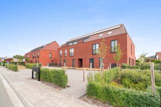 
In Destelbergen, verscholen in het groene Scheldeland en toch vlak bij het bruisende stadsleven, bevindt zich residentie Valeria: een kleinschalig project met tijdloze architectuur en oog voor detail. De residentie telt slechts 10 ruime BEN-appartementen, verdeeld over twee stijlvolle gebouwen, en beschikt achteraan over een groene privatieve tuin.<br />Binnen dit project wordt een unieke penthouse te koop aangeboden. Het appartement is ontworpen met maximale aandacht voor licht, ruimte en comfort en beschikt over een royaal zuidwestgericht terras waar u de hele dag door van de zon kunt genieten.<br />De afwerking is hoogwaardig en hedendaags. Er is onder meer een royale leefruimte met volledig ingerichte open keuken, een luxueuze badkamer met inloopdouche, twee slaapkamers, vloerverwarming met warmtepomp (inclusief koelfunctie), ventilatiesysteem D, parketvloeren en zonnewering. Ondergrondse parkeerplaatsen (niet inbegrepen) en bergingen zorgen voor extra gemak.<br />De ligging is een absolute troef. Winkels, scholen en bakkerijen bevinden zich op wandelafstand, terwijl u met de fiets in enkele minuten in hartje Gent staat. Voor ontspanning liggen het Reinaertpark en het natuurgebied Damvalleimeer vlakbij. Via de R4 zijn ook Antwerpen en Brussel vlot bereikbaar.<br />Goed nieuws: dit project komt in aanmerking voor het verlaagd BTW-tarief van 6%. <br />Een instapklaar pareltje voor wie kiest voor kwaliteit, duurzaamheid en een toplocatie.